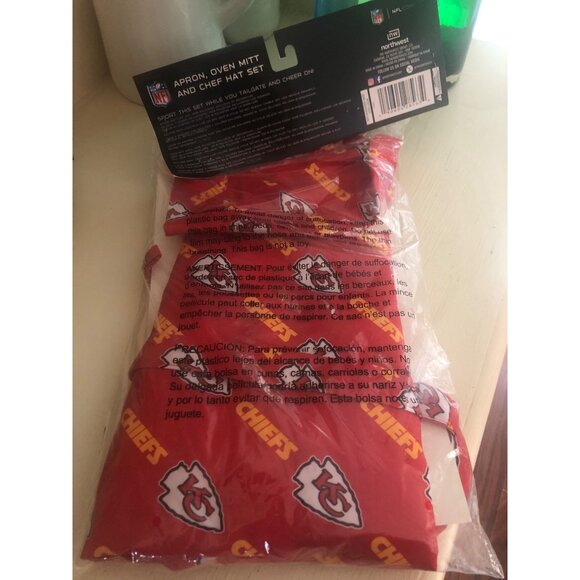 NFL Official Kansas City Chiefs Kitchen Set Apron, Oven Mitt, & Chef Hat - Picture 4 of 9